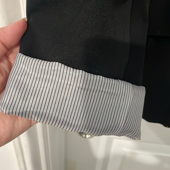 Item #194 Ladies Jacket/Suit Blazer. - Picture 4 of 4